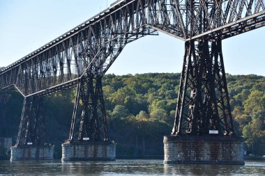 Hudson nehri üzerindeki yürüyüş yolu, Poughkeepsie Demiryolu Köprüsü olarak da bilinir, New York, Poughkeepsie 'de.