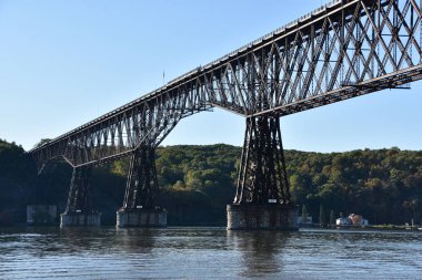 Hudson nehri üzerindeki yürüyüş yolu, Poughkeepsie Demiryolu Köprüsü olarak da bilinir, New York, Poughkeepsie 'de.