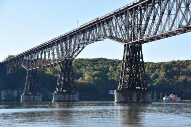 Hudson nehri üzerindeki yürüyüş yolu, Poughkeepsie Demiryolu Köprüsü olarak da bilinir, New York, Poughkeepsie 'de.