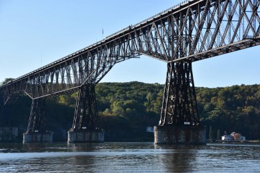 Hudson nehri üzerindeki yürüyüş yolu, Poughkeepsie Demiryolu Köprüsü olarak da bilinir, New York, Poughkeepsie 'de.
