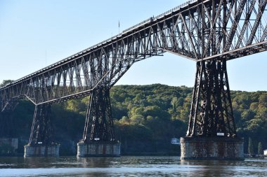 Hudson nehri üzerindeki yürüyüş yolu, Poughkeepsie Demiryolu Köprüsü olarak da bilinir, New York, Poughkeepsie 'de.