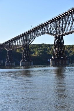 Hudson nehri üzerindeki yürüyüş yolu, Poughkeepsie Demiryolu Köprüsü olarak da bilinir, New York, Poughkeepsie 'de.