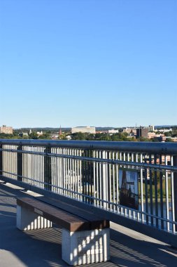 Hudson nehri üzerindeki yürüyüş yolu, Poughkeepsie Demiryolu Köprüsü olarak da bilinir, New York, Poughkeepsie 'de.