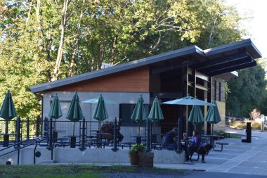 Hudson nehri üzerindeki yürüyüş yolu, Poughkeepsie Demiryolu Köprüsü olarak da bilinir, New York, Poughkeepsie 'de.