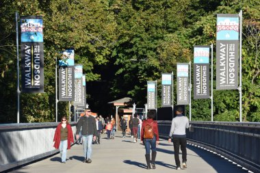 POUGHKEEPSIE, New York, Poughkeepsie 'deki Poughkeepsie Demiryolu Köprüsü olarak da bilinen Hudson üzerinde 6 Ekim 2019' da görülen yürüyüş yolu. Bu, dünyanın en uzun ikinci yaya köprüsü..