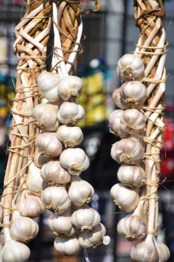 Büyük miktarda sarımsak.