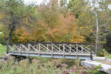 KENT, CT - Kent Falls Eyalet Parkı, 13 Ekim 2019 'da görüldüğü gibi. Şelale 400 metreden az bir mesafede düşüyor..