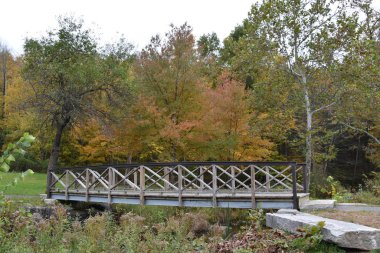 KENT, CT - Kent Falls Eyalet Parkı, 13 Ekim 2019 'da görüldüğü gibi. Şelale 400 metreden az bir mesafede düşüyor..