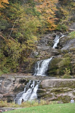 KENT, CT - Kent Falls Eyalet Parkı, 13 Ekim 2019 'da görüldüğü gibi. Şelale 400 metreden az bir mesafede düşüyor..