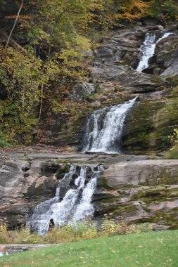 KENT, CT - Kent Falls Eyalet Parkı, 13 Ekim 2019 'da görüldüğü gibi. Şelale 400 metreden az bir mesafede düşüyor..