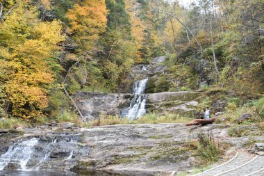 KENT, CT - Kent Falls Eyalet Parkı, 13 Ekim 2019 'da görüldüğü gibi. Şelale 400 metreden az bir mesafede düşüyor..