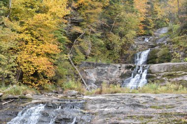 KENT, CT - Kent Falls Eyalet Parkı, 13 Ekim 2019 'da görüldüğü gibi. Şelale 400 metreden az bir mesafede düşüyor..
