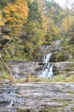 KENT, CT - Kent Falls Eyalet Parkı, 13 Ekim 2019 'da görüldüğü gibi. Şelale 400 metreden az bir mesafede düşüyor..