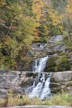KENT, CT - Kent Falls Eyalet Parkı, 13 Ekim 2019 'da görüldüğü gibi. Şelale 400 metreden az bir mesafede düşüyor..