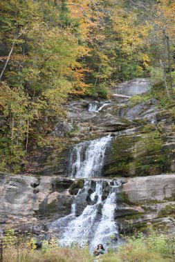 KENT, CT - Kent Falls Eyalet Parkı, 13 Ekim 2019 'da görüldüğü gibi. Şelale 400 metreden az bir mesafede düşüyor..