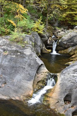 KENT, CT - Kent Falls Eyalet Parkı, 13 Ekim 2019 'da görüldüğü gibi. Şelale 400 metreden az bir mesafede düşüyor..