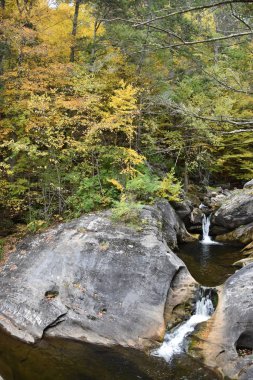 KENT, CT - Kent Falls Eyalet Parkı, 13 Ekim 2019 'da görüldüğü gibi. Şelale 400 metreden az bir mesafede düşüyor..