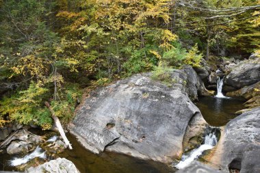 KENT, CT - Kent Falls Eyalet Parkı, 13 Ekim 2019 'da görüldüğü gibi. Şelale 400 metreden az bir mesafede düşüyor..