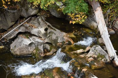 KENT, CT - Kent Falls Eyalet Parkı, 13 Ekim 2019 'da görüldüğü gibi. Şelale 400 metreden az bir mesafede düşüyor..
