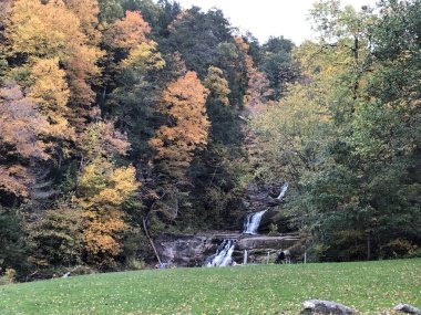 KENT, CT - Kent Falls Eyalet Parkı, 13 Ekim 2019 'da görüldüğü gibi. Şelale 400 metreden az bir mesafede düşüyor..