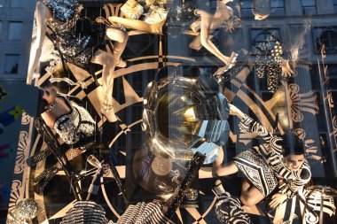 New York, New York - 25 Aralık 2019 'da Bergdorf Goodman' da görülen tatil vitrinleri. Burası bayram sezonunda vitrinleri için turistleri çeken amiral mağazası..