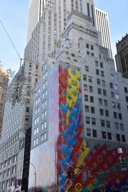 NEW YORK, New York - 25 Aralık 2019 'da görüldüğü üzere Manhattan, New York' taki Beşinci Cadde 'deki Louis Vuitton bayrak gemisi mağazası.