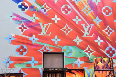 NEW YORK, New York - 25 Aralık 2019 'da görüldüğü üzere Manhattan, New York' taki Beşinci Cadde 'deki Louis Vuitton bayrak gemisi mağazası.