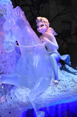 New York, New York - 25 Aralık 2019 'da Saks Fifth Avenue' da Donmuş 2 Büyülü Orman Tatil Deneyimi vitrininde görüldüğü gibi. Burası bayram sezonunda vitrinleri için turistleri çeken amiral mağazası..