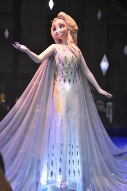 New York, New York - 25 Aralık 2019 'da Saks Fifth Avenue' da Donmuş 2 Büyülü Orman Tatil Deneyimi vitrininde görüldüğü gibi. Burası bayram sezonunda vitrinleri için turistleri çeken amiral mağazası..