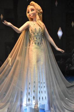 New York, New York - 25 Aralık 2019 'da Saks Fifth Avenue' da Donmuş 2 Büyülü Orman Tatil Deneyimi vitrininde görüldüğü gibi. Burası bayram sezonunda vitrinleri için turistleri çeken amiral mağazası..