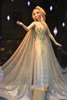 New York, New York - 25 Aralık 2019 'da Saks Fifth Avenue' da Donmuş 2 Büyülü Orman Tatil Deneyimi vitrininde görüldüğü gibi. Burası bayram sezonunda vitrinleri için turistleri çeken amiral mağazası..