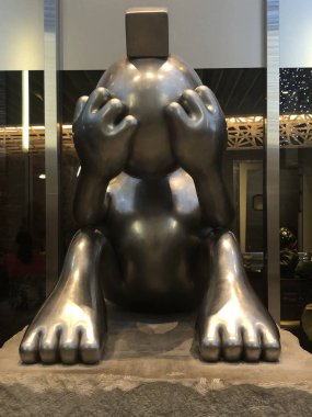 NEW YORK, New York - 25 Aralık 2022 'de Manhattan, New York' ta 57. Cadde 'deki heykeller.