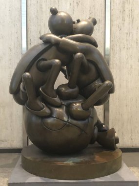 NEW YORK, New York - 25 Aralık 2022 'de Manhattan, New York' ta 57. Cadde 'deki heykeller.