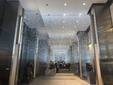 NEW YORK, New York - 25 Aralık 2022 'de Manhattan, New York' ta 57. Cadde 'deki heykeller.