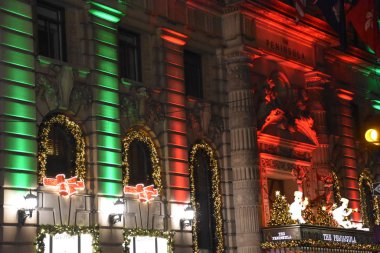 New York, New York - 25 Aralık 2019 'da Peninsula Hotel, Hong Kong Peninsula Group' un bir parçasıdır ve New York 'ta 55. Cadde' de lüks bir oteldir..