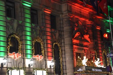 New York, New York - 25 Aralık 2019 'da Peninsula Hotel, Hong Kong Peninsula Group' un bir parçasıdır ve New York 'ta 55. Cadde' de lüks bir oteldir..