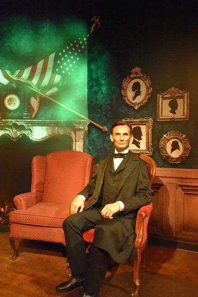 ORLANDO, FL NOV 24: Abraham Lincoln, 24 Kasım 2019 'da Orlando, Florida' daki ICON Park 'taki Madame Tussauds Wax Museum' da görüldü. Sergide ünlü ve tarihsel figürler, popüler film ve televizyon karakterleri ve spor kişiliklerinin balmumu çalışmaları yer alıyor..