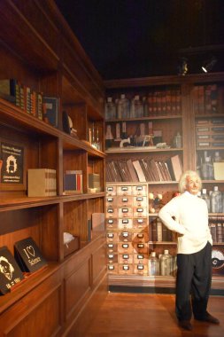 ORLANDO, FL NOV 24: Albert Einstein, 24 Kasım 2019 'da Orlando, Florida' daki ICON Park 'taki Madame Tussauds Wax Museum' da görüldü. Sergide ünlü ve tarihsel figürler, popüler film ve televizyon karakterleri ve spor kişiliklerinin balmumu çalışmaları yer alıyor..
