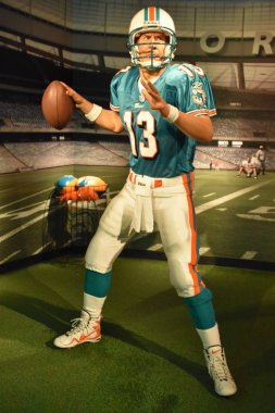 ORLANDO, FL NOV 24: Dan Marino, 24 Kasım 2019 'da Orlando, Florida' daki ICON Park 'taki Madame Tussauds Wax Museum' da görüldü. Sergide ünlü ve tarihsel figürler, popüler film ve televizyon karakterleri ve spor kişiliklerinin balmumu çalışmaları yer alıyor..