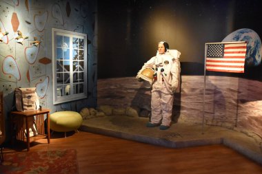 ORLANDO, FL NOV 24: 24 Kasım 2019 'da Orlando, Florida' daki ICON Park 'taki Madame Tussauds Wax Museum' da Neil Armstrong görüldü. Sergide ünlü ve tarihsel figürler, popüler film ve televizyon karakterleri ve spor kişiliklerinin balmumu çalışmaları yer alıyor..