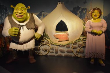 ORLANDO, FL NOV 24: Shrek & Fiona, 24 Kasım 2019 'da Orlando, Florida' daki ICON Park 'taki Madame Tussauds Wax Museum' da görüldü. Sergide ünlü ve tarihsel figürler, popüler film ve televizyon karakterleri ve spor kişiliklerinin balmumu çalışmaları yer alıyor..