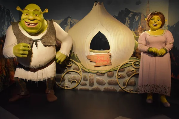 ORLANDO, FL NOV 24: Shrek & Fiona, 24 Kasım 2019 'da Orlando, Florida' daki ICON Park 'taki Madame Tussauds Wax Museum' da görüldü. Sergide ünlü ve tarihsel figürler, popüler film ve televizyon karakterleri ve spor kişiliklerinin balmumu çalışmaları yer alıyor..
