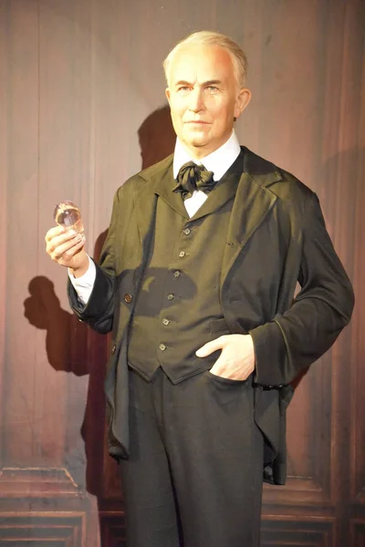 ORLANDO, FL NOV 24: Thomas Alva Edison, 24 Kasım 2019 'da Orlando, Florida' daki ICON Park 'taki Madame Tussauds Balmumu Müzesi' nde görüldü. Sergide ünlü ve tarihsel figürler, popüler film ve televizyon karakterleri ve spor kişiliklerinin balmumu çalışmaları yer alıyor..