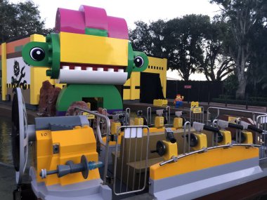 WINTER HAVEN, FL NOV 26: 26 Kasım 2019 'da Florida' daki Legoland tema parkında Bricksburg Muharebesi. Parkların binişlerinin hepsi Lego temalı; birçoğu Lego tuğlalarından yapılmış gibi gösteriliyor..