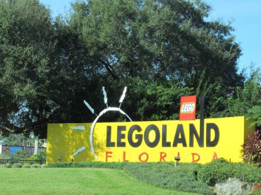 WINTER HAVEN, FL NOV 26: 26 Kasım 2019 'da görülen Winter Haven, Florida' daki Legoland tema parkına giriş. Parkların binişlerinin hepsi Lego temalı; birçoğu Lego tuğlalarından yapılmış gibi gösteriliyor..