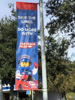 WINTER HAVEN, FL NOV 26: 26 Kasım 2019 'da görülen Winter Haven, Florida' daki Legoland tema parkında Fastrack Pass. Parkların binişlerinin hepsi Lego temalı; birçoğu Lego tuğlalarından yapılmış gibi gösteriliyor..