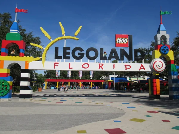 WINTER HAVEN, FL NOV 26: 26 Kasım 2019 'da görülen Winter Haven, Florida' daki Legoland tema parkına giriş. Parkların binişlerinin hepsi Lego temalı; birçoğu Lego tuğlalarından yapılmış gibi gösteriliyor..