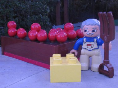 WINTER HAVEN, FL NOV 26: 26 Kasım 2019 'da Winter Haven, Florida' daki Legoland tema parkında görülen lego figürleri. Parkların binişlerinin hepsi Lego temalı; birçoğu Lego tuğlalarından yapılmış gibi gösteriliyor..