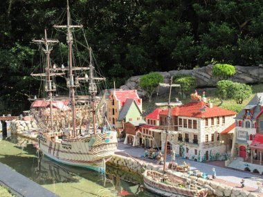WINTER HAVEN, FL NOV 26: 26 Kasım 2019 'da görüldüğü üzere Legoland, Florida' daki Miniland ABD 'deki Korsan Sahilleri tema parkı. Parkların binişlerinin hepsi Lego temalı; birçoğu Lego tuğlalarından yapılmış gibi gösteriliyor..