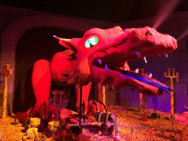 WINTER HAVEN, FL NOV 26: 26 Kasım 2019 'da görülen Winter Haven, Florida' daki Legoland tema parkında Ejderha gezisi. Parkların binişlerinin hepsi Lego temalı; birçoğu Lego tuğlalarından yapılmış gibi gösteriliyor..